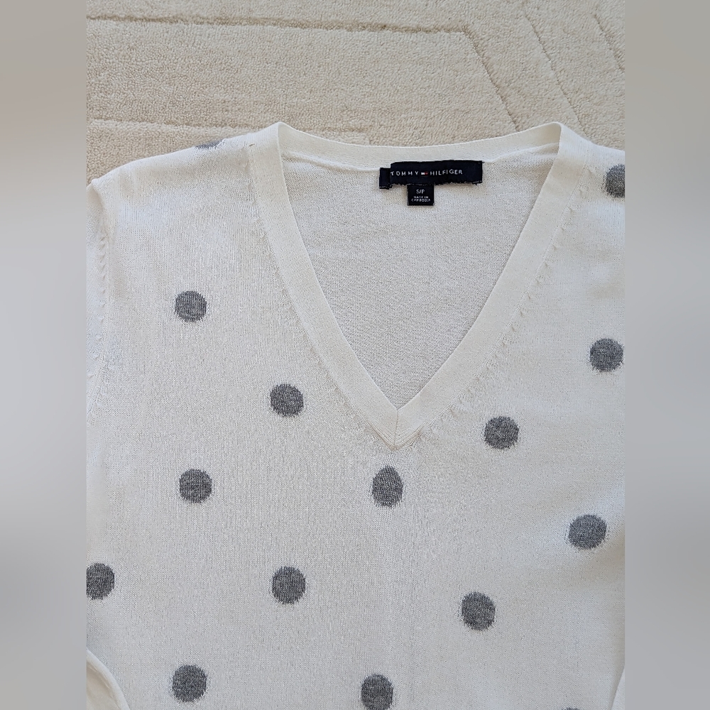 Tommy Hilfiger White Sweater with Gray Polka Dots. - Picture 2 of 5
